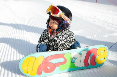 北京冬奥会开幕式上的滑雪萌宝 有
