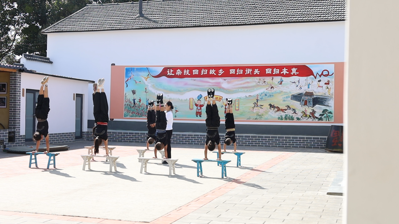 刁家班杂技小院内,班主刁桂华正在指导学生训练。田金蕊摄