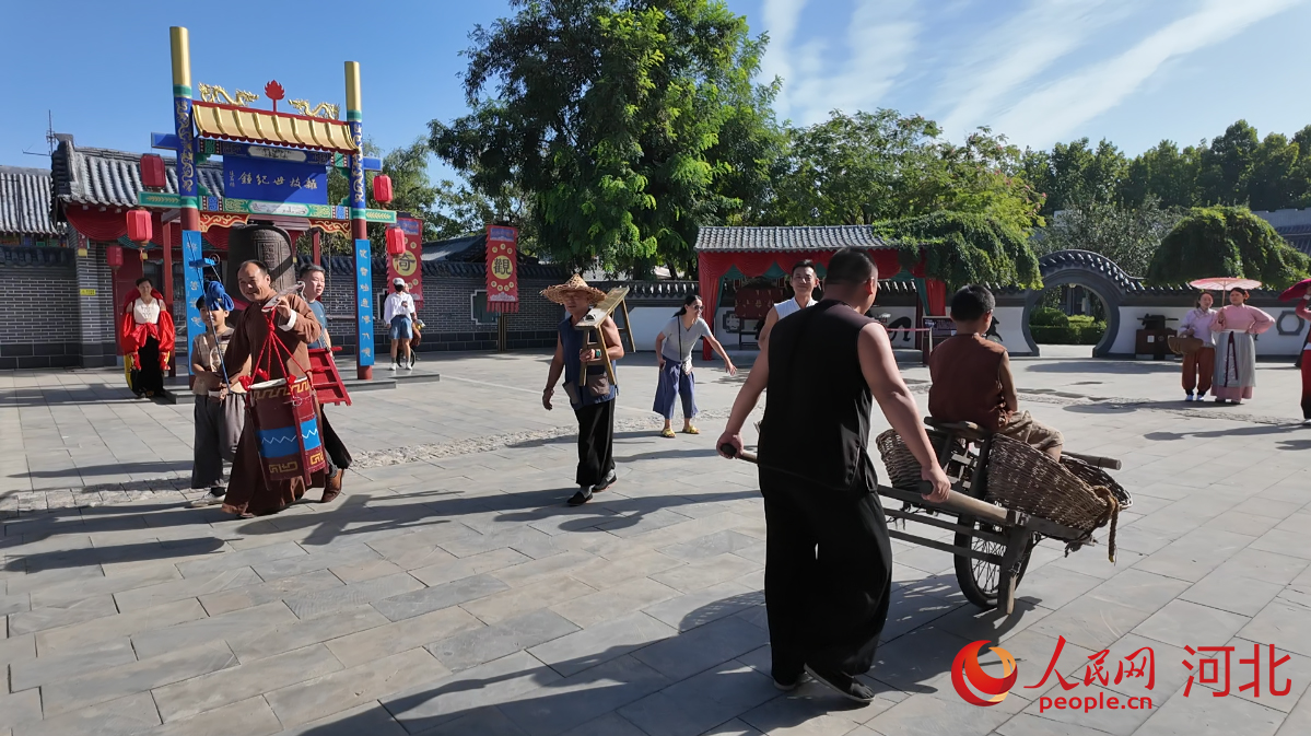 杂技艺人们在吴桥杂技大世界江湖文化城内表演。人民网记者 方童摄