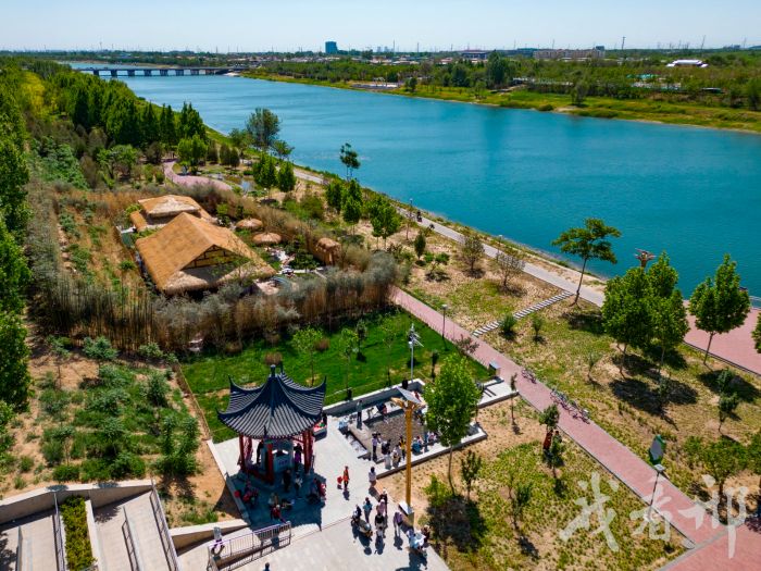 游客在华庄泉旁观赏泉景。韩文洲摄