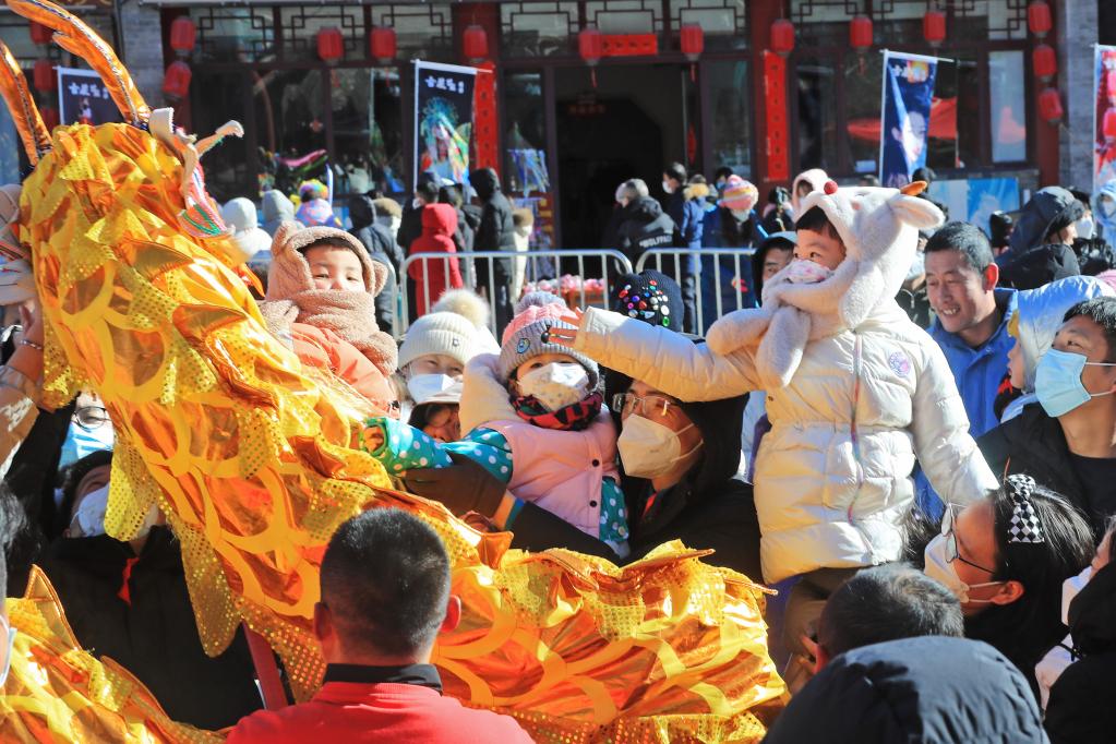 河北张家口：逛庙会 过假期